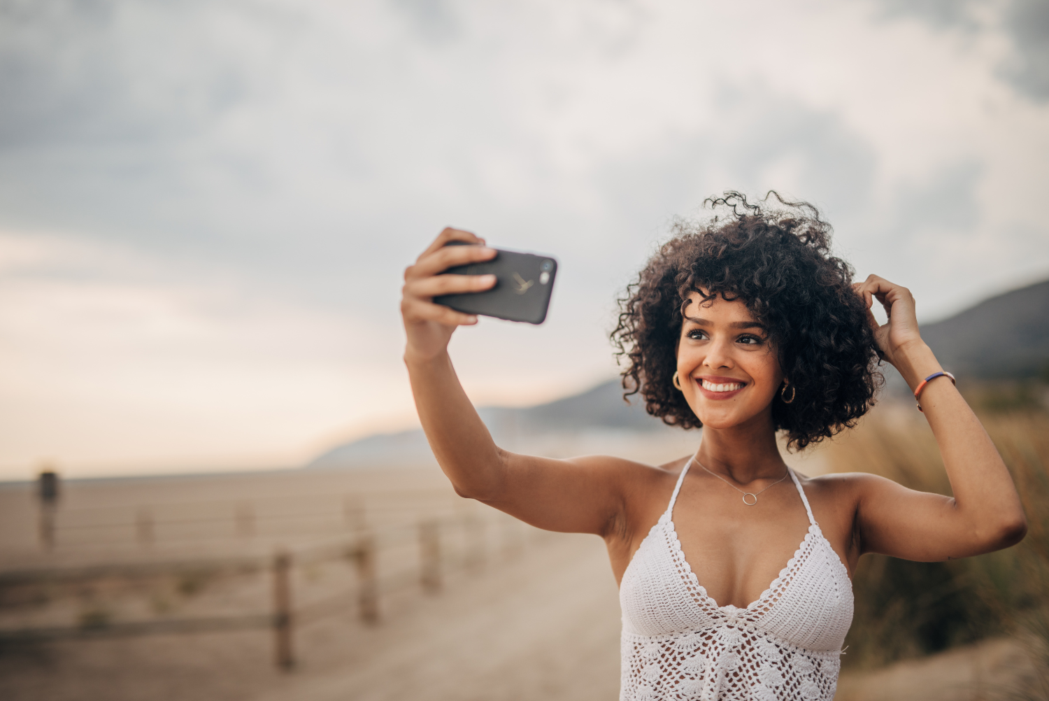 How to Look Good in Pictures: 22 Tips to Be More Photogenic